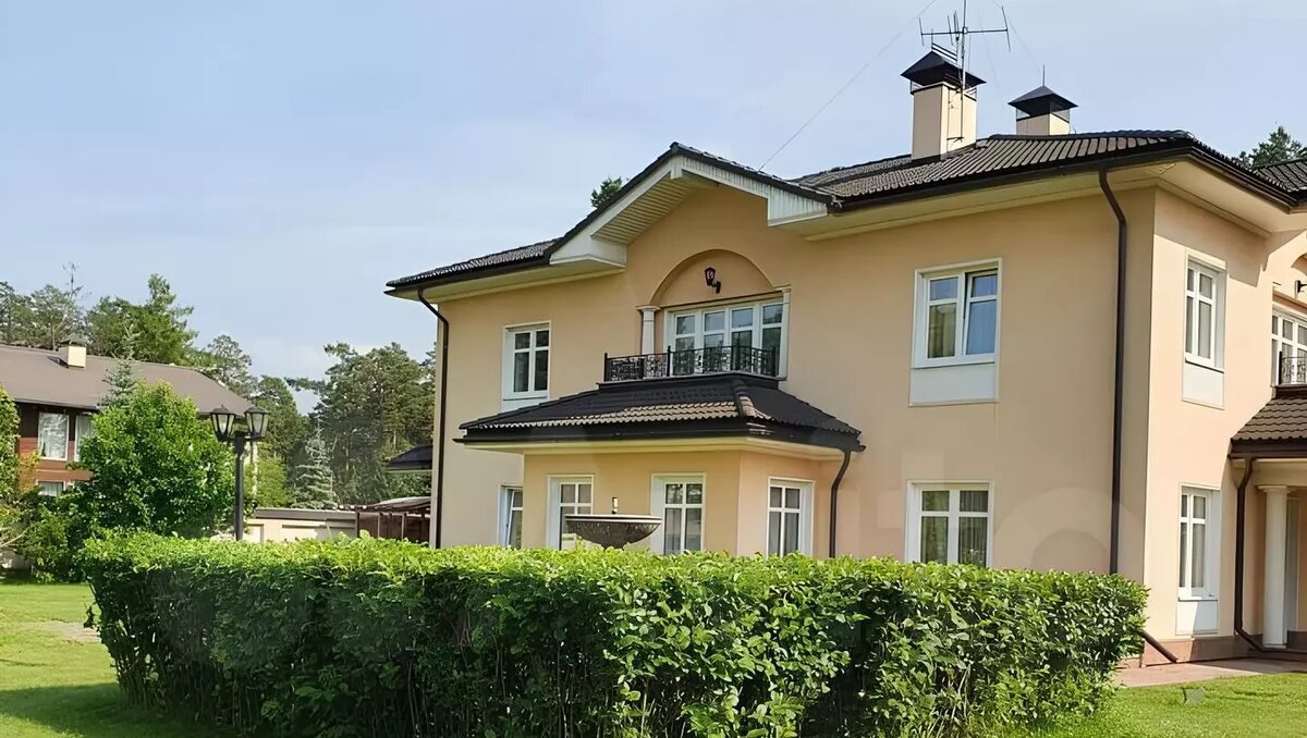     В красноярском микрорайоне Удачный на улице Лесной, 85ж сдают в аренду коттедж, в котором жил экс-депутат заксобрания Роман Гольдман.