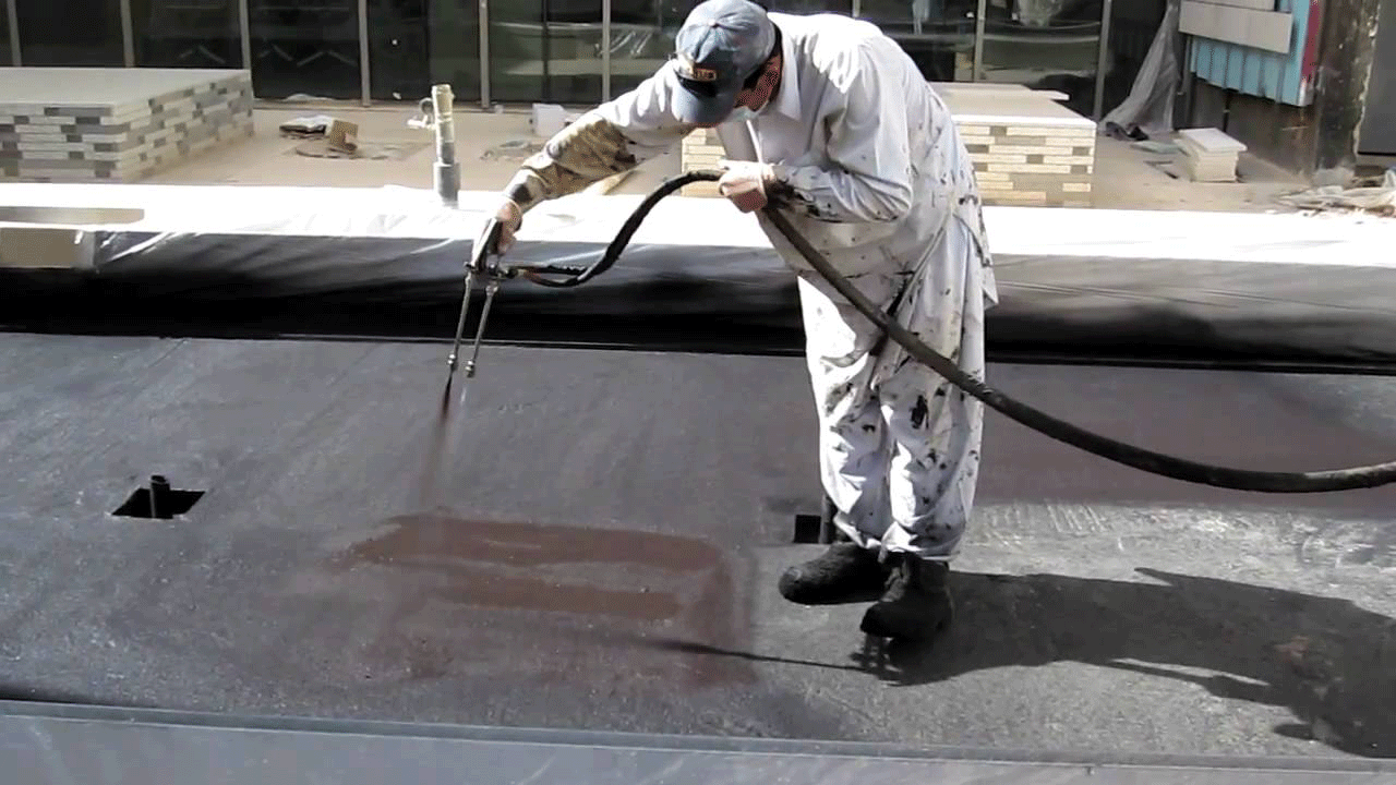 Так же вода, вступая в химическую реакцию с цементом и солями, делает бетонный элемент хрупким. Хотя этот процесс достаточно долгий, но он со временем приведет к трещинам на стенах и просадкам всего дома. Чтобы этого не произошло, необходима гидроизоляция бетонных поверхностей фундамента от грунтовой, дождевой и талой воды как снаружи, так и изнутри.