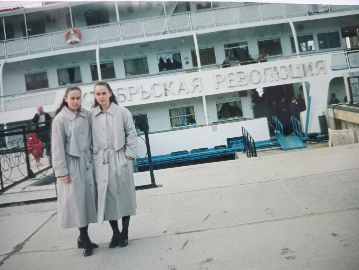 Теплоход "Октябрьская революция", фото авторов