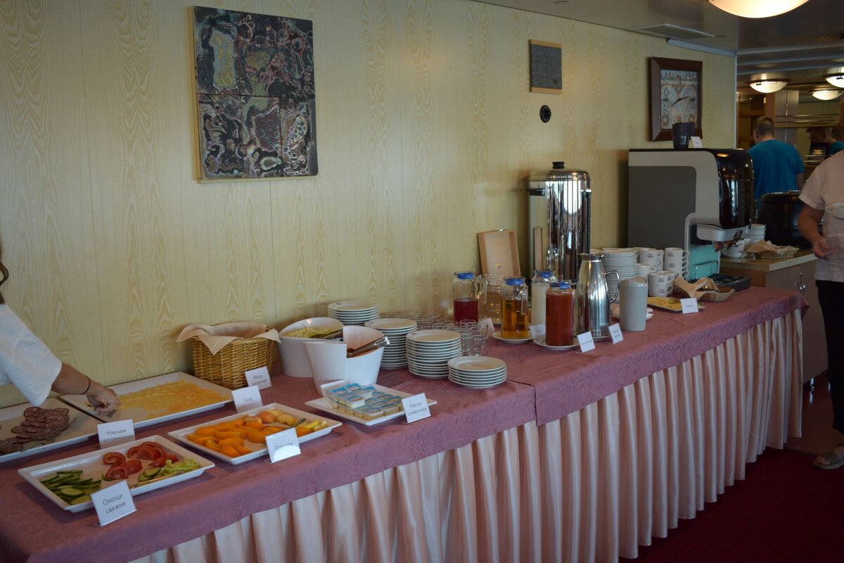  Для контраста Шведский стол на теплоходе Виссарион Белинский, фото авторов