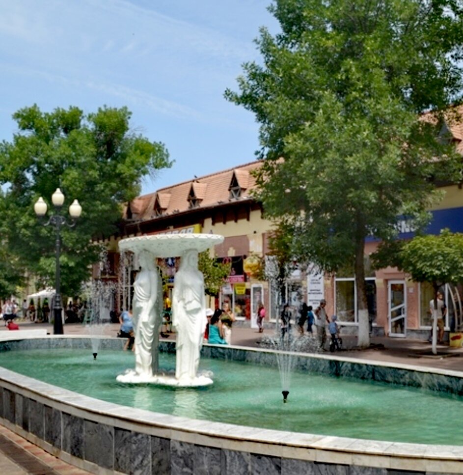 При прогулке мы заметили этот красивый фонтан, местная достопримечательность.