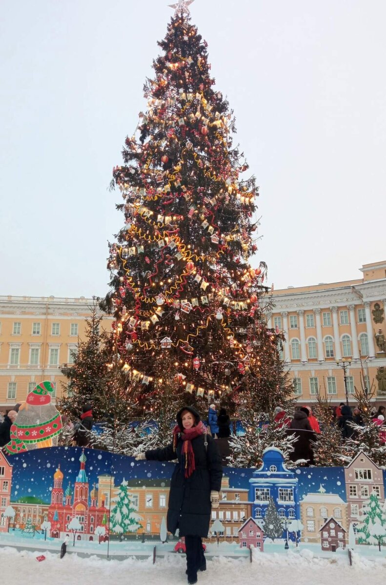 В статье - все фото авторские.  Прошлый Новый год. На Дворцовой у Главной елки. 