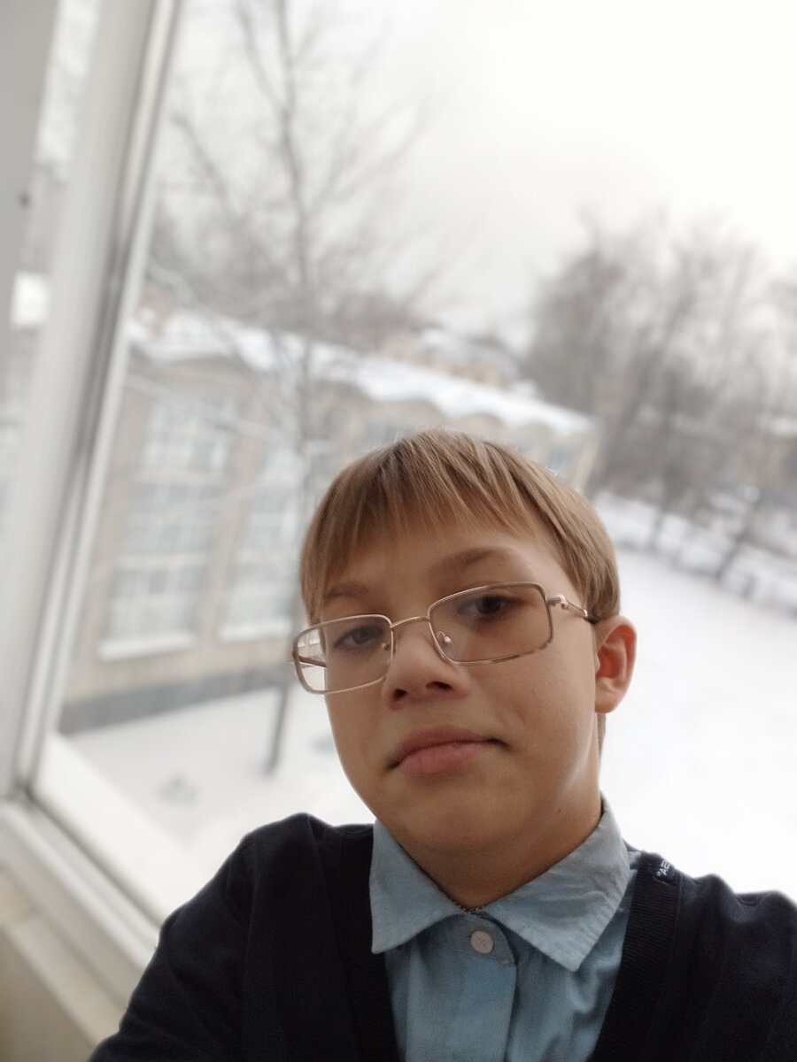 Эту фотку сделал в школьном туалете