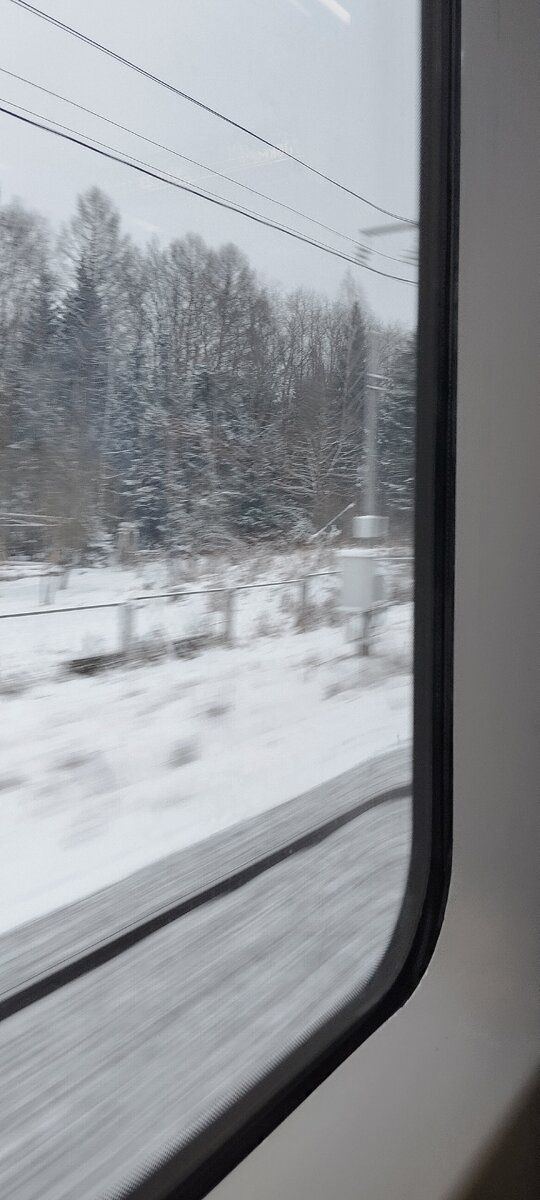 Идеально — смотреть на снег из окна, а не отмораживать щëки
