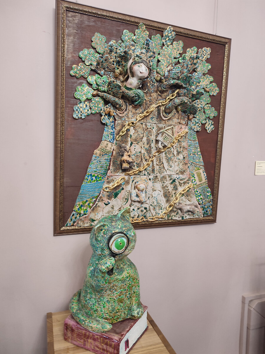 У лестницы нас встречает вот такая инстоляция) Интересная, не правда ли? Фото автора.