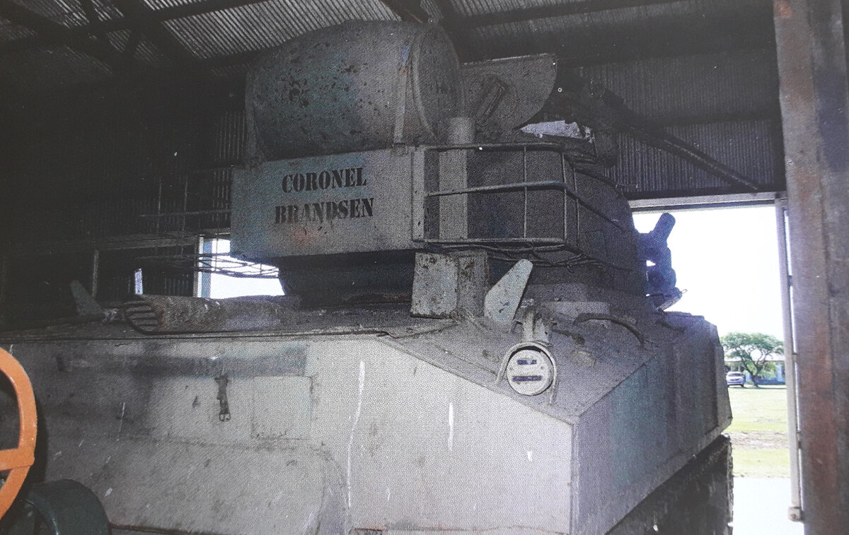 Sherman Repotenciado с дополнительным топливным баком, установленным на башне.