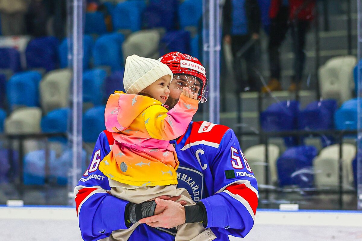 АКМ закончил первую часть регулярного чемпионата Всероссийской хоккейной лиги победной серией и переносом матча в Новокузнецке.-2