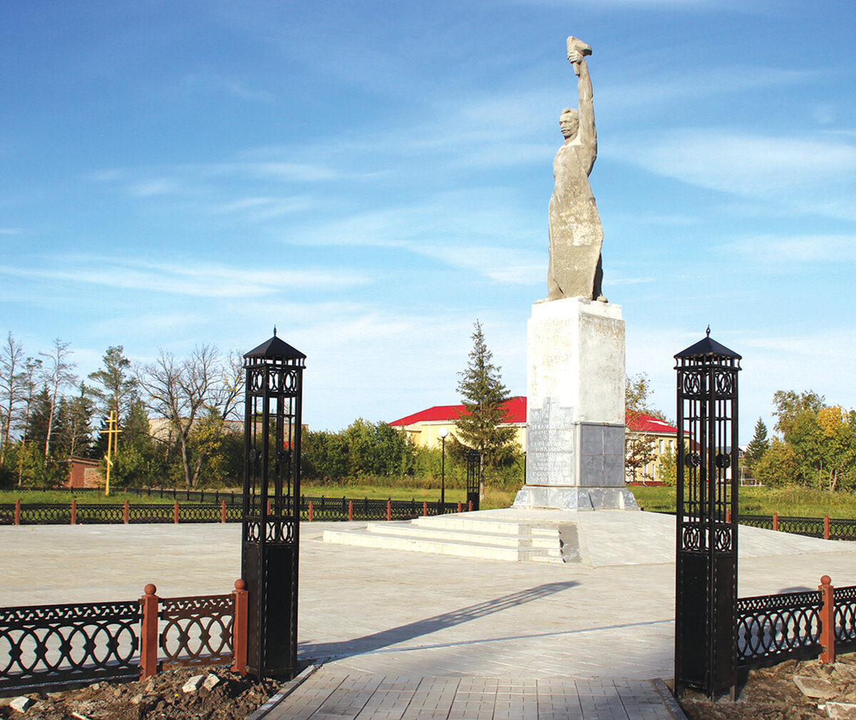 Тюкалинск. Мемориал славы в Тюкалинске. Город Тюкалинск Омской области. Достопримечательности Тюкалинска Омская область. Стелла города Тюкалинска.