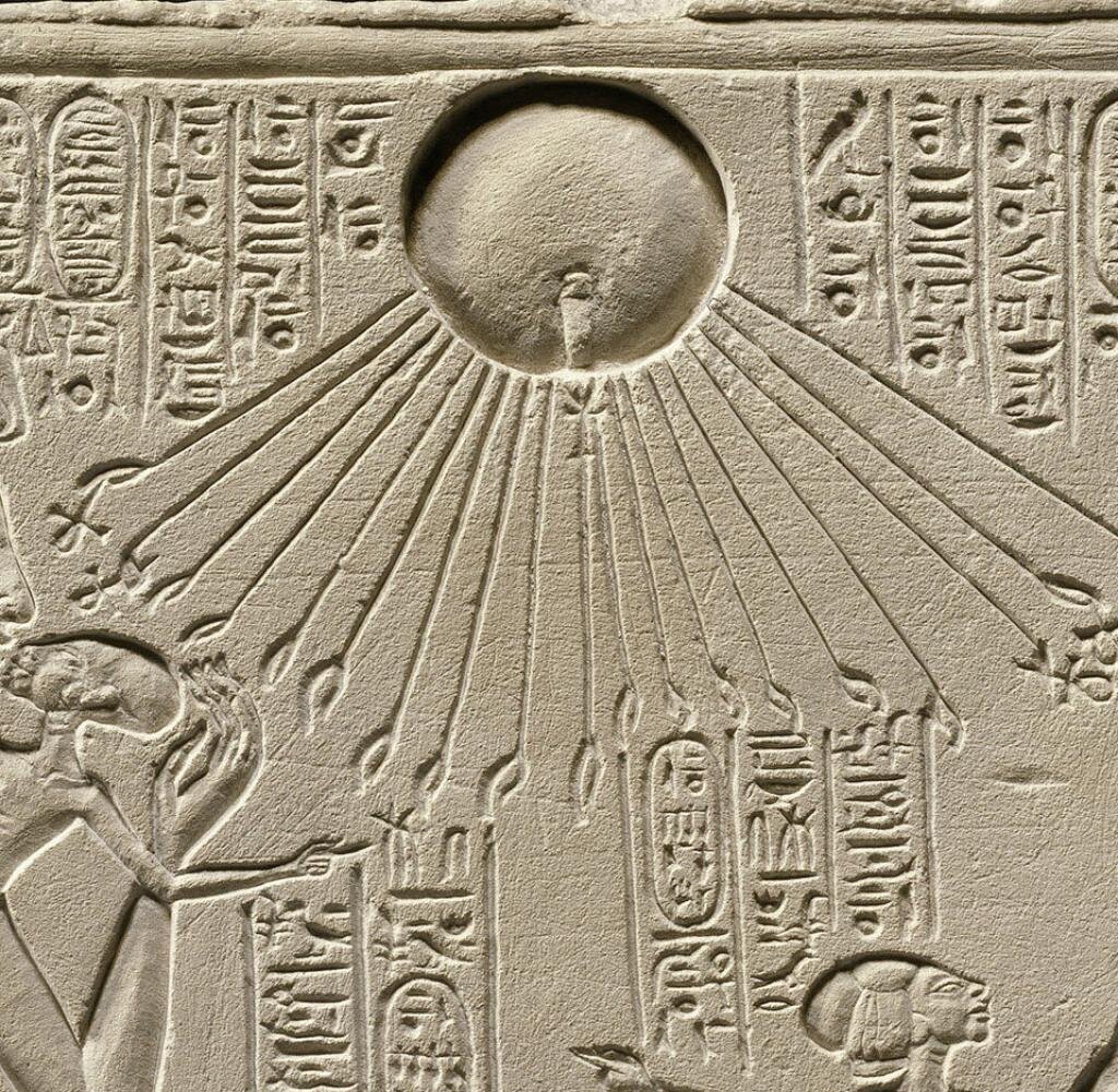 Фараон эхнатон поклоняется атону рельеф. Провозглашение атона верховным божеством. Бог солнца в египте атон. Провозглашение атона верховным божеством. Атон древний египет.
