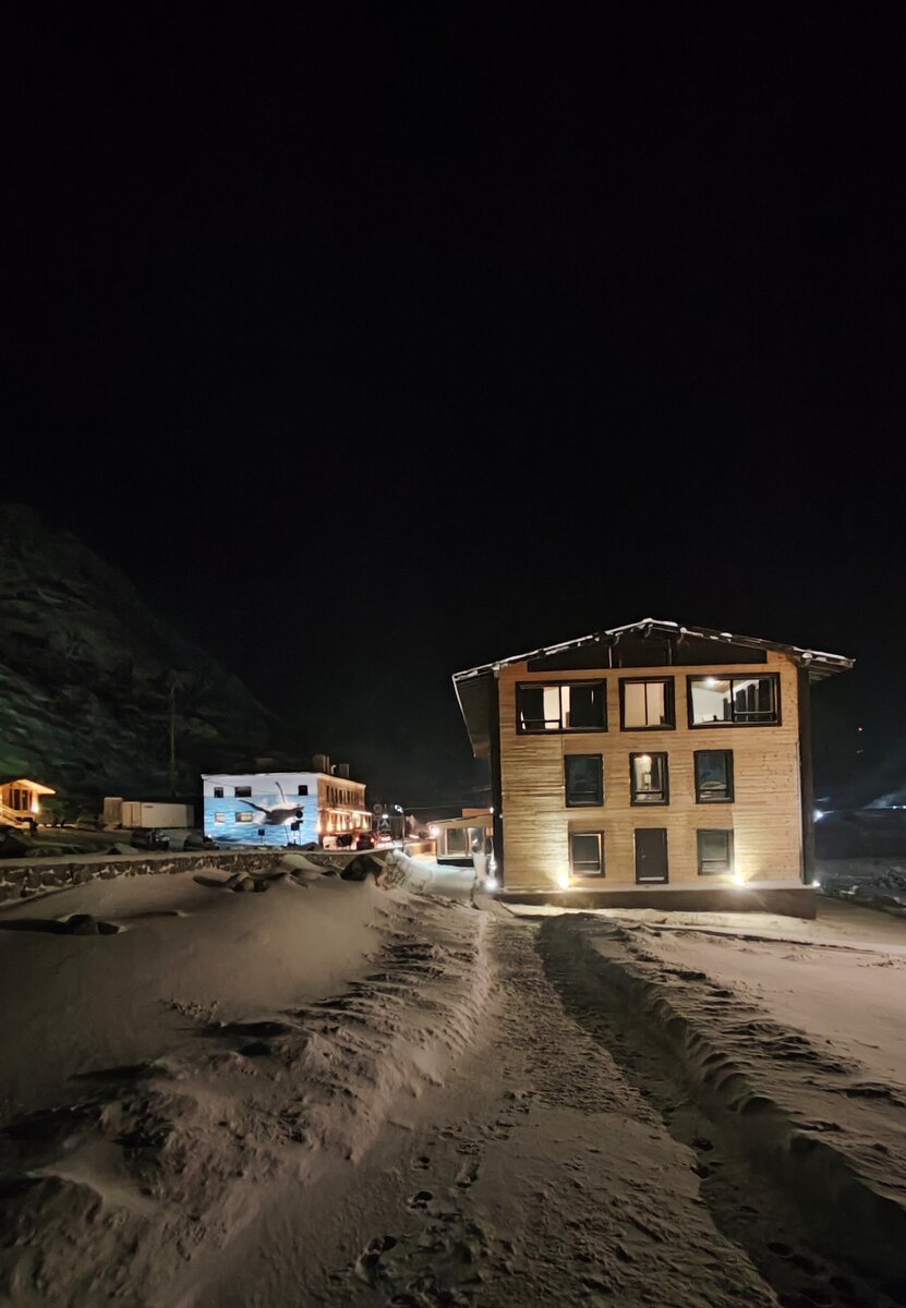 Возле отеля "Cedar Grass"