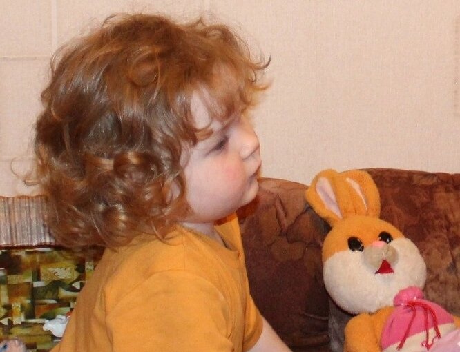 Внучке Василисе здесь почти полтора года, ей стригли только чёлку, чтобы в глаза не лезли. В три года волосы были уже по пояс. 