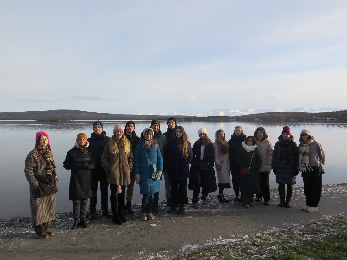 Участники экспедиции «Ковдор – столица Гипербореи» на берегу озера Имандра, Мончегорск
