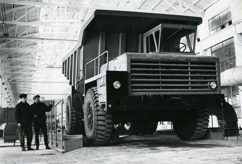 На заглавном фото автомашина-лесовоз МАЗ-501 на испытаниях, 1956 год. На фото ниже сборка автосамосвала "Белаз - 540" на Белорусском автозаводе. 1965 год.-2