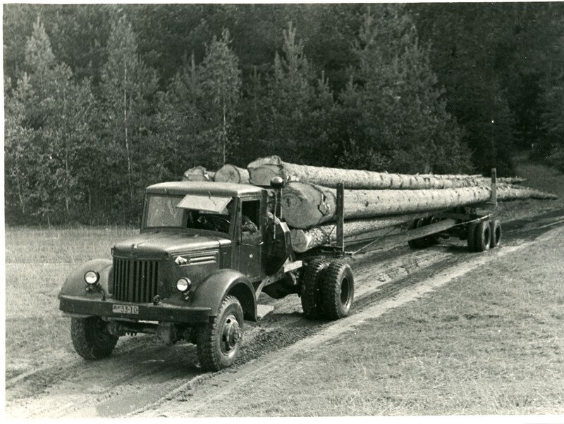 На заглавном фото автомашина-лесовоз МАЗ-501 на испытаниях, 1956 год. На фото ниже сборка автосамосвала "Белаз - 540" на Белорусском автозаводе. 1965 год.