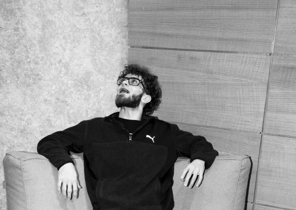 До того как уйти в армию, ты выступал на разогреве у групп уровня Onyx и Das EFX. Чувствовал ли ты себя частью чего-то важного?
Я всегда чувствую себя частью чего-то важного. Слушай, я в 16 лет выступал на Дне города у себя в Екатеринбурге, где были Чичерина и «Бумбокс». Я думал, ну если мы сейчас это делаем, то это не предел. Я не люблю надменных людей: нужно вести себя так, чтобы сидел старый человек, человек твоего возраста и ребенок, и мы могли бы вместе продолжать разговор на равных. Есть какие-то сакральные вещи, но в основном это должен быть разговор.
Бывает человек проследил культуру и традиции, просмотрел жанры, вдохновился и что-то сделал. А иногда не видел ничего и делает «баум»