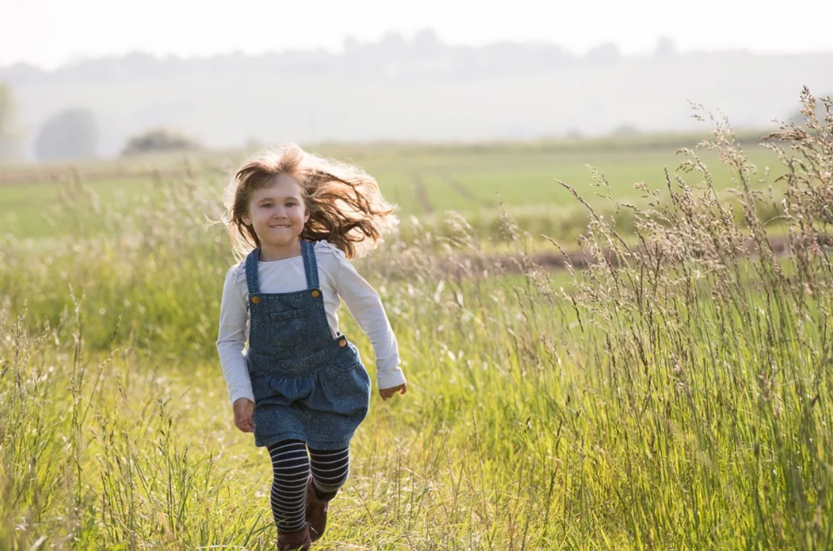 Девочка на тропинке. Крутые цитаты. Девочки куда пойдем. Куда пойти на первое свидание. Люди гуляют.