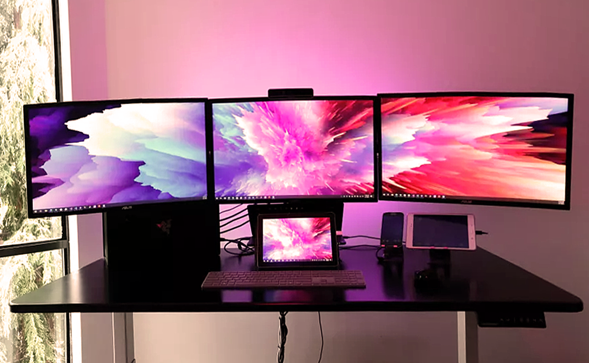 Комната заставленная компьютерной техникой © by J. Ramirez