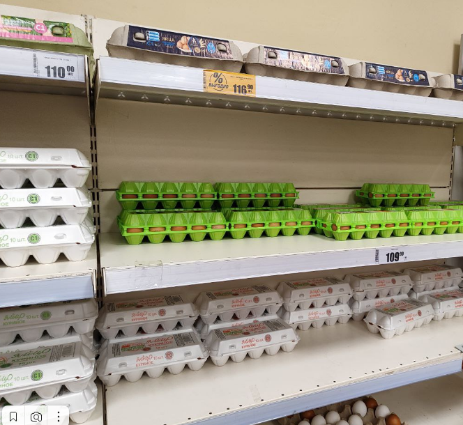 Цены на яйца в моем продуктовом магазине переписывают чуть ли не каждый день. Они уже давным-давно перевалили за отметку в 100 рублей за десяток, и останавливаться, похоже, не собираются.