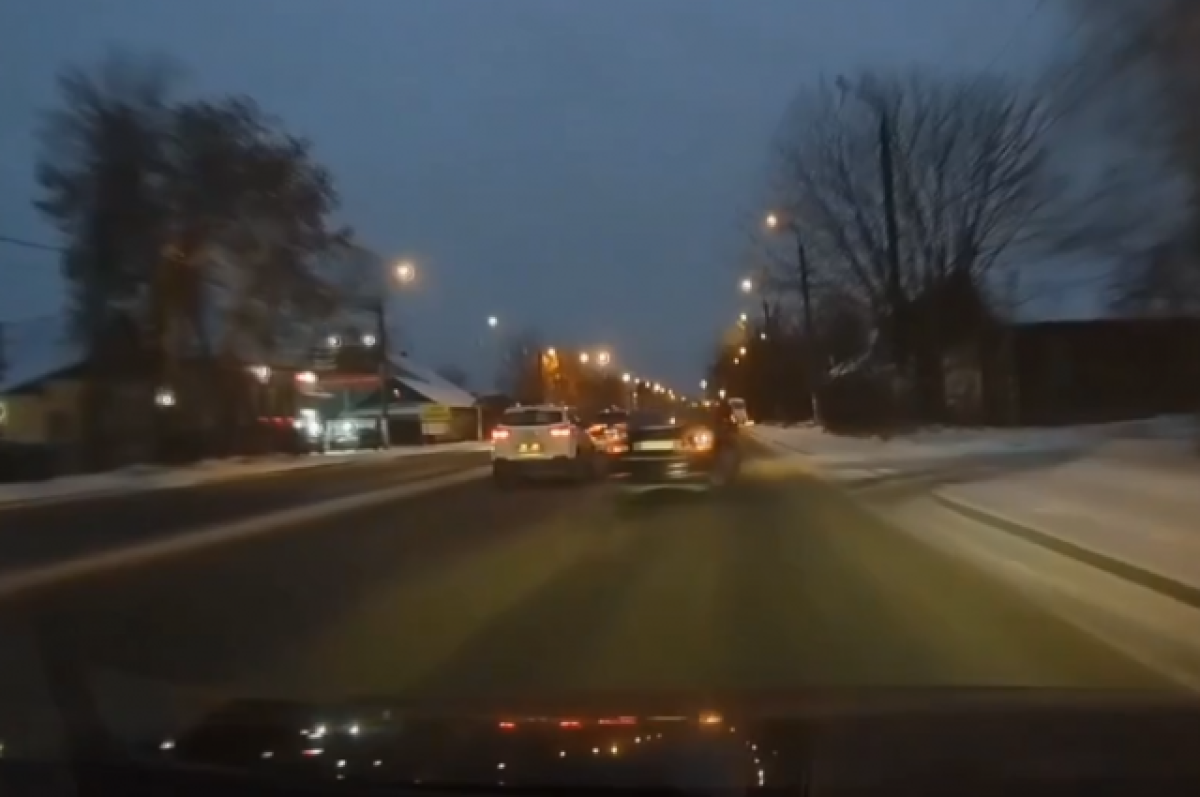    В Твери автомобиль занесло при перестроении, что привело к ДТП