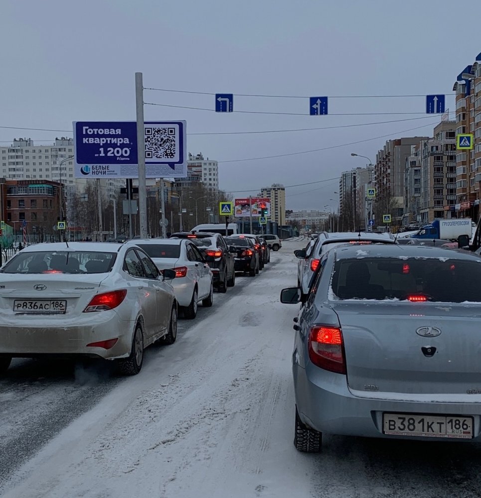    Ночной снегопад вызвал коллапс на дорогах Сургута утром