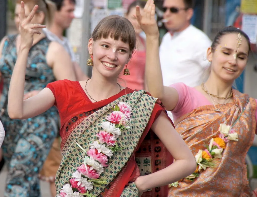 Хари хари кришна секта. Хари хари кришна секта. Проповедник кришнаит. Хари кришна хари рама секта. Кришнаиты секта.