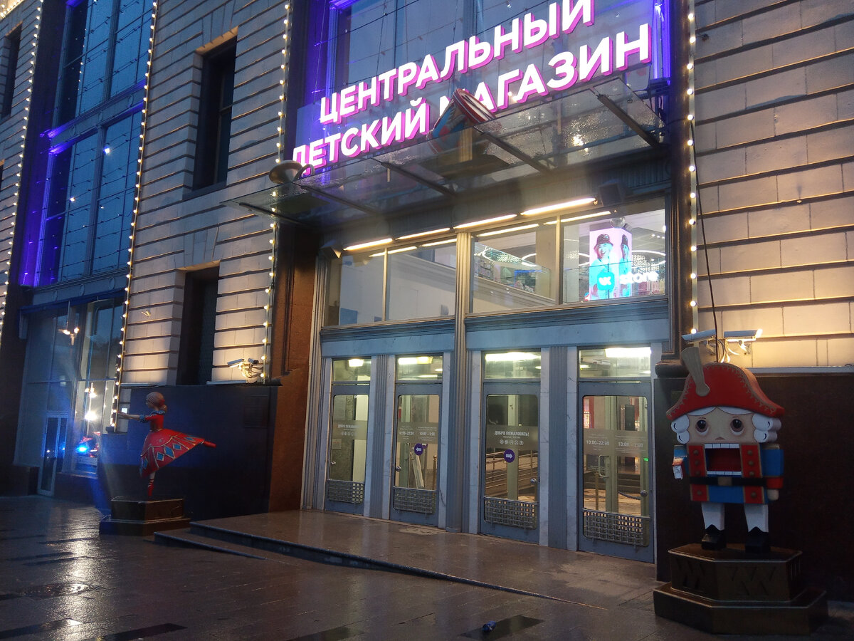 Первые вестники новогоднего декора - Щелкунчик да его подруга. Щелкунчика, правда, через пару дней куда-то дели. Интересно, кто ему приделал ноги и зачем?