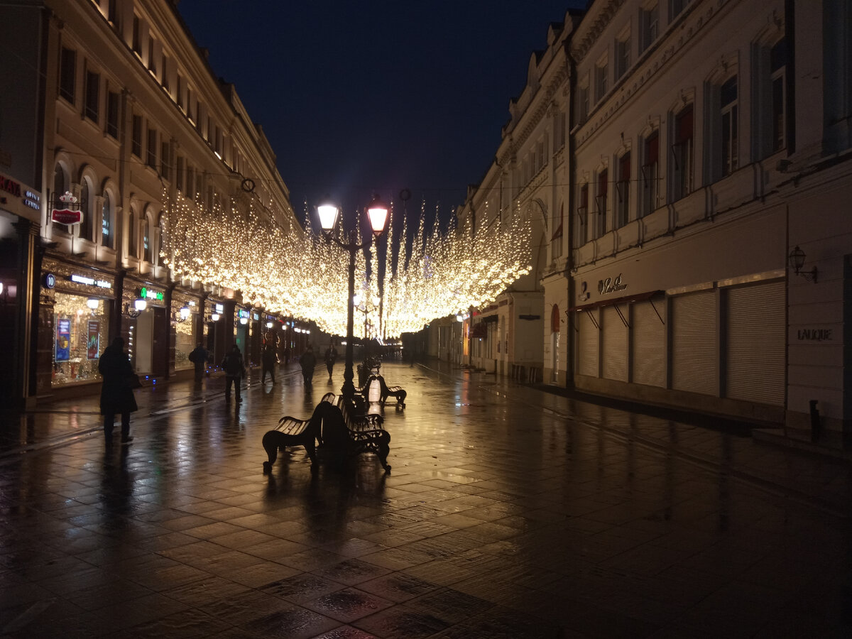 Огни Никольской. Однажды в конце первой декады ноября около восьми часов утра. Тогда прям хорошо прогулялась, еще мороз за нос не щипал и было тепло. А вот потом паааанеслась: стало прохладно, стало посыпать снегом - в общем, фактическая, не календарная, зима вступила в свои права надолго и всерьез.