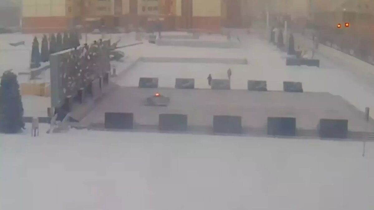     Полицейские нашли детей, которые потушили пламя на Вечном огне в Норильске. Ими оказались школьники 10 и 11 лет.