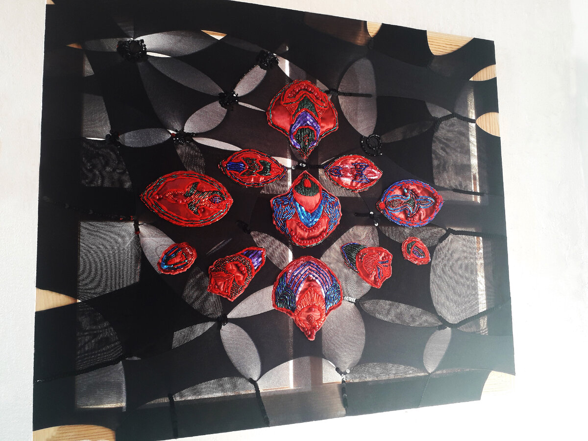 Панно (капроновая основа, элементы из бархата с ручной вышивкой).