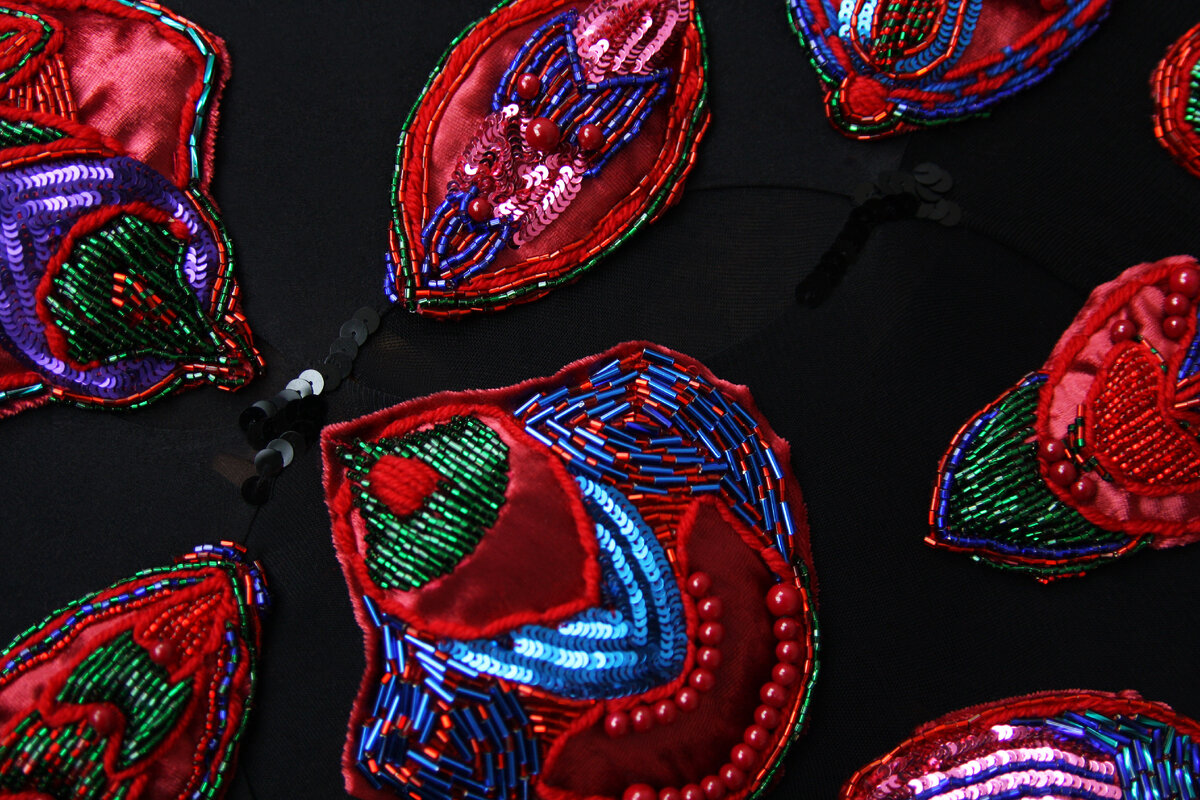 Панно (капроновая основа, элементы из бархата с ручной вышивкой)