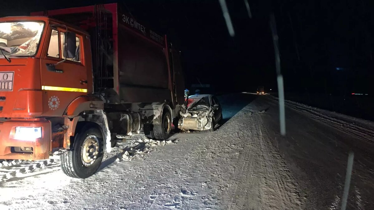     Легковой автомобиль столкнулся с мусоровозом в Игринском районе Удмуртии. В результате ДТП пострадал ребенок.