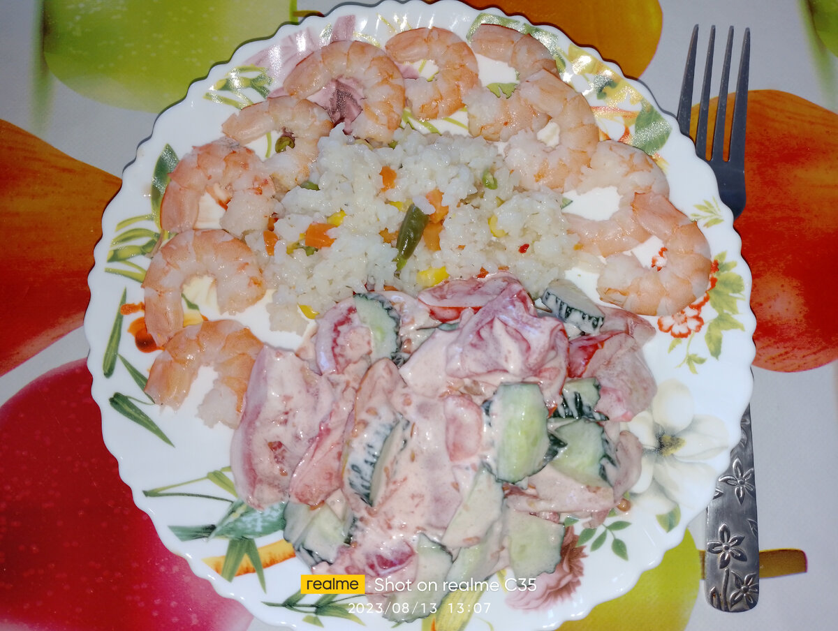 Женские обязанности дают права (возможности) для Мужчины и наоборот, Мужские обязанности дают права (возможности) для Женщины. Например, если Женщина приготовила вкусную еду для Мужа - это значит, что у Мужчины есть возможность не тратить своё время на это, а заниматься отдыхом после трудового дня и ужина! В свою очередь, для Женщины, точно так же, как для Мужчины, важно и жизненно необходимо свободное время на отдых от всех домашних забот, хлопот! Ведь пока Муж занимается добыванием средств на покупку тех же продуктов питания и прочего, необходимого для жизни - Жена занимается не менее важной работой - всеми домашними делами, которые никогда не заканчиваются и за эту работу не то, что не платят, многие даже не считают нужным благодарить свою Жену за то, что она делает для общего блага...