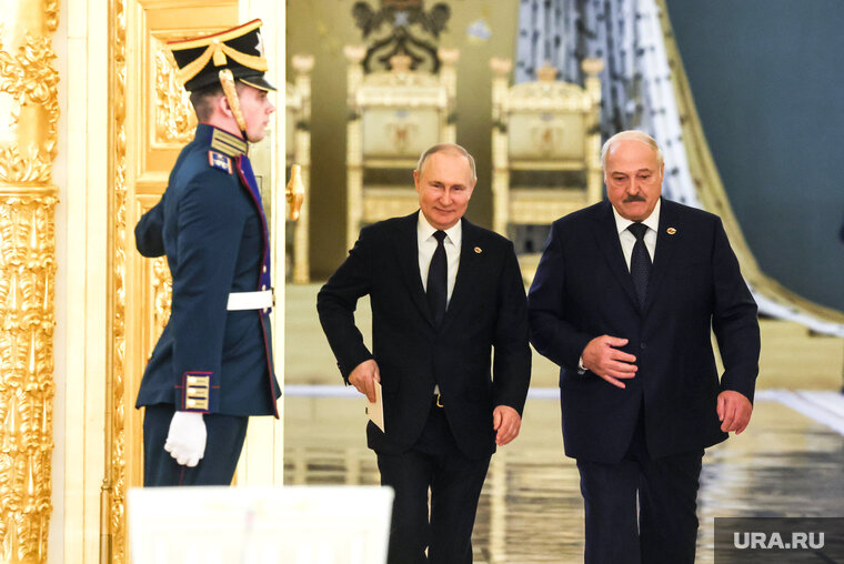    Владимир Путин и Александр Лукашенко провели двустороннюю беседу по дороге в аэропорт