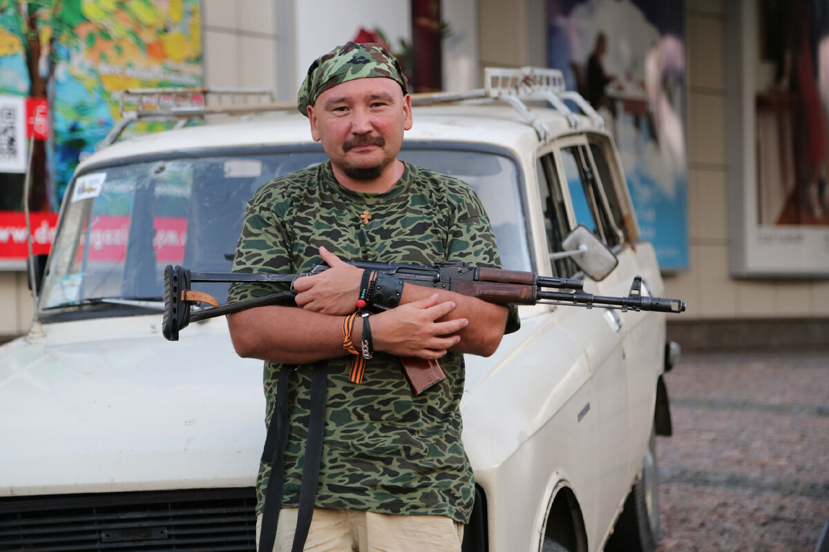 Марат Хайруллин: «Ездил в 2014 году на обмены пленными, и несколько раз приходилось стрелять. У меня до сих пор оружие есть, официальное удостоверение, «военник». Фото: страница Марата Хайруллина в соцсети «ВКонтакте»