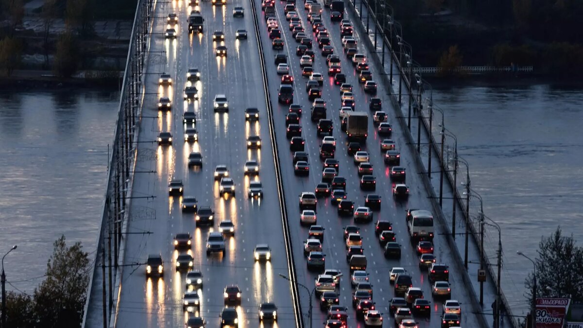     Красноярск вечером 24 ноября встал в огромные пробки — заторы охватили все районы города.