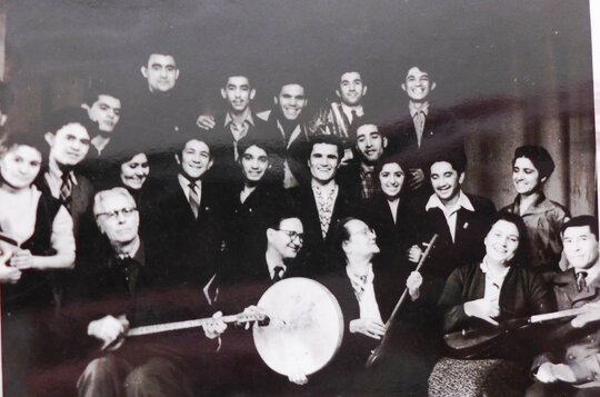 девушка со студенческим. зачетка студента. высшее образование в россии картинки. со студенческой. современный студент.