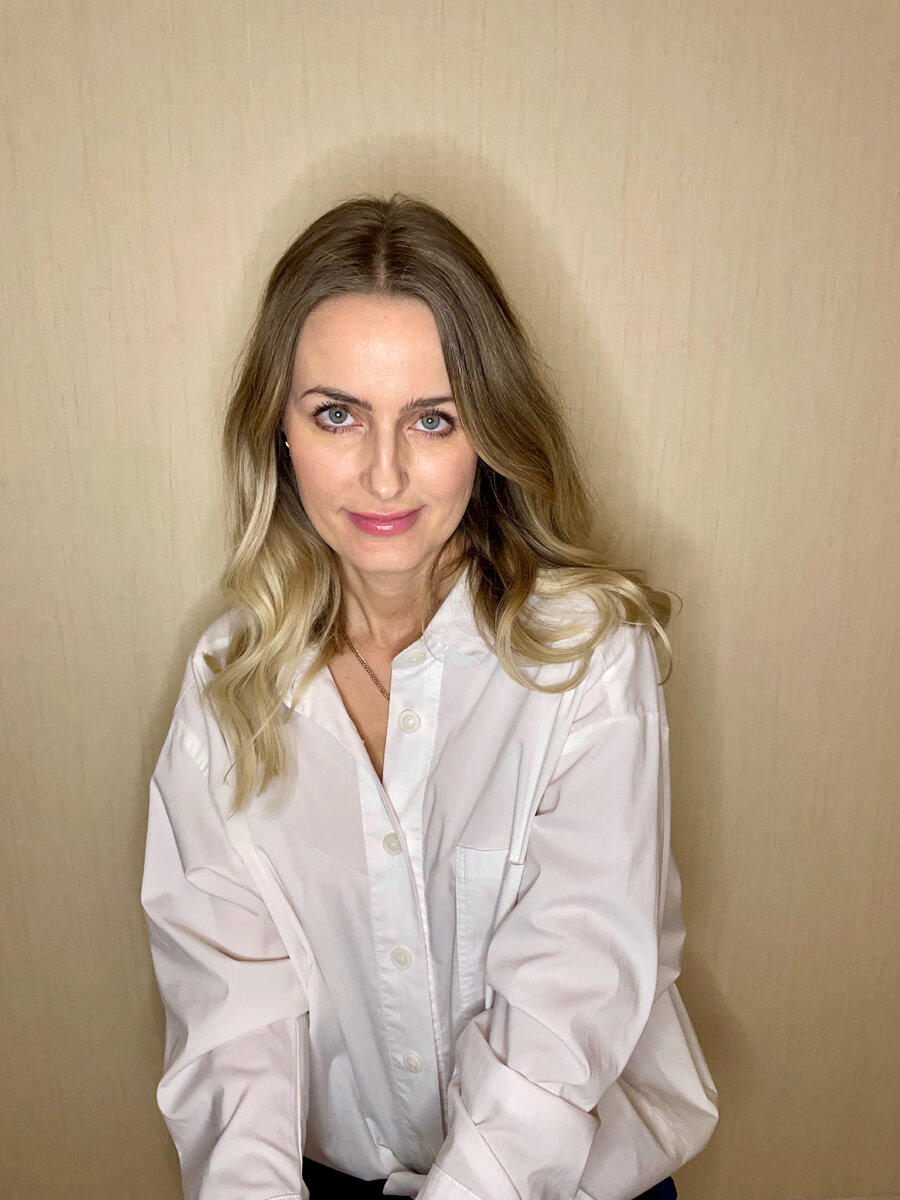 Я очень часто вспоминаю одну из своих любимых историй о мгновенном исполнении моих желаний. Да, и это действительно не одна история, я очень часто в своей жизни убеждаюсь в том, что вселенная слышит меня и исполняет мои желания и мечты. Порой так забавно и удивительно это приходит в мою жизнь, что можно снимать фантастические короткометражки на эту тему. 
В тот вечер я приехала в салон красоты на достаточно длительную процедуру по окрашиванию волос. Через пару часов разных процедур, когда мастер нанесла краску и сказала ждать, я удобно уселась на диван перед телевизором. 
В тот момент, в моей голове мелькнула мысль - желание. Эта мысль - желание настолько была пропитана моими чувствами и эмоциями, я представила и визуализировала эту мысль и прочувствовала сколько удовольствия я получила от визуализации реализации желания в своей голове!
Прошу заметить, мне понадобилось меньше минуты времени от возникновения мысли - желания, чувств и эмоций до полной визуализации результата. 
И что вы думаете, буквально через 5 минут мой мастер приносит поднос с чашечкой чая и конфетой. И это была моя любимая конфета!!! 
Когда я уселась на диван и приготовилась ждать, я пожелала чай с вкусной конфетой! Как сейчас помню свою мысль: «Ммм вот бы мне сейчас чашечку чая с вкусной конфетой!». 
Было бы сказано и заказано, получайте!
С благодарностью к вселенной и моему мастеру я выпила чай и съела конфету. 
Когда я желала, запускала свою мысль в пространство, я была в особом состоянии. 
Моё желание было истинно, моё намерение было положительное и визуализация приносила мне удовольствие. Никаких иных подтекстов и ложных намерений. Полное доверие этому миру, Вселенной. Положительный эмоциональный фон и настроение. Более расслабленное состояние, как будто вы некая текучая субстанция. И абсолютно никакой чрезмерной концентрации внимания на желании, особенно рассуждения на тему сбудется или не сбудется, а как оно сбудется, а что нужно делать чтоб оно сбылось, или я наверно не достойна…. и тому подобные мысли. Будто в секунду вы надули шарик и отпустили его, он просто летит ввысь, а вы просто наблюдаете, не оценивая и не предавая каких либо смыслов этому. Логики здесь нет. Анализа здесь нет. Рассуждений здесь нет. В этом и суть. Пожелать, отпустить и получить желаемое. Это как в ресторане, вы заказываете разные блюда, которые вам хочется попробовать и при заказе официант вам поясняет, что какие-то блюда будут поданы мгновенно, а на приготовление других блюд понадобятся время! Самое главное то, что пока вы будете ждать то самое блюдо, у вас не возникало желание попробовать какие то другие блюда, дабы не запутать официанта!!!  
Это про то, насколько вы слышите себя, проживаете свою жизнь в своём потоке! 

Не у всех это получается, у многих из нас заблокированы некоторые сферы нашей жизни или какие-то конкретные направления и сколько бы мы не старались, ничего не выходит! И мы продолжаем звать к себе того самого официанта, и даже если у нас получается сделать заказ, то мы никак не можем дождаться нашего блюда или блюдо совсем не то!
Но есть отличная новость!!! С этим можно работать и прорабатывать и прокачивать  себя!!! 