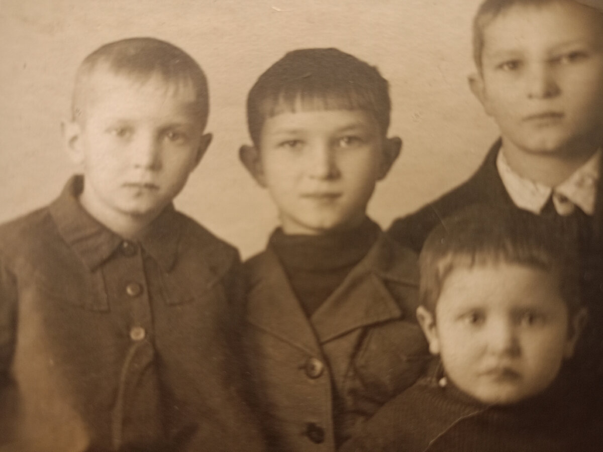 Мама с сёстрами и братом. Фото автора