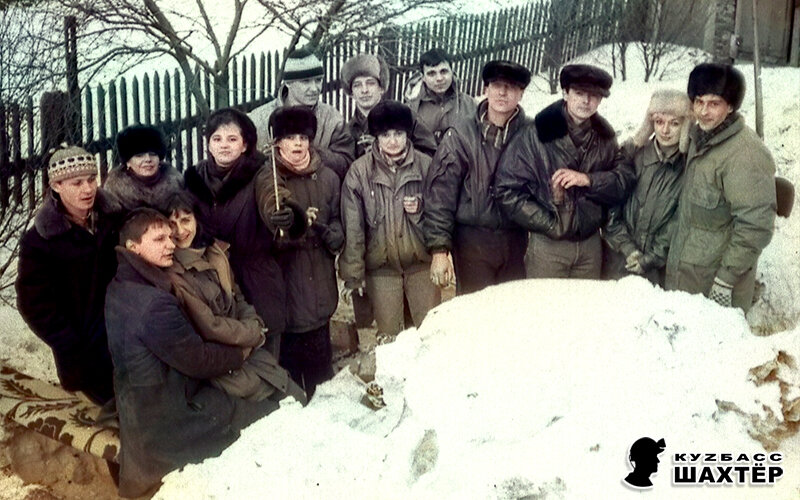 Фото автора. Дружной компанией жарим шашлыки (за сугробом «мангал» из кирпичей не видно). «Серединкин» тоже здесь.