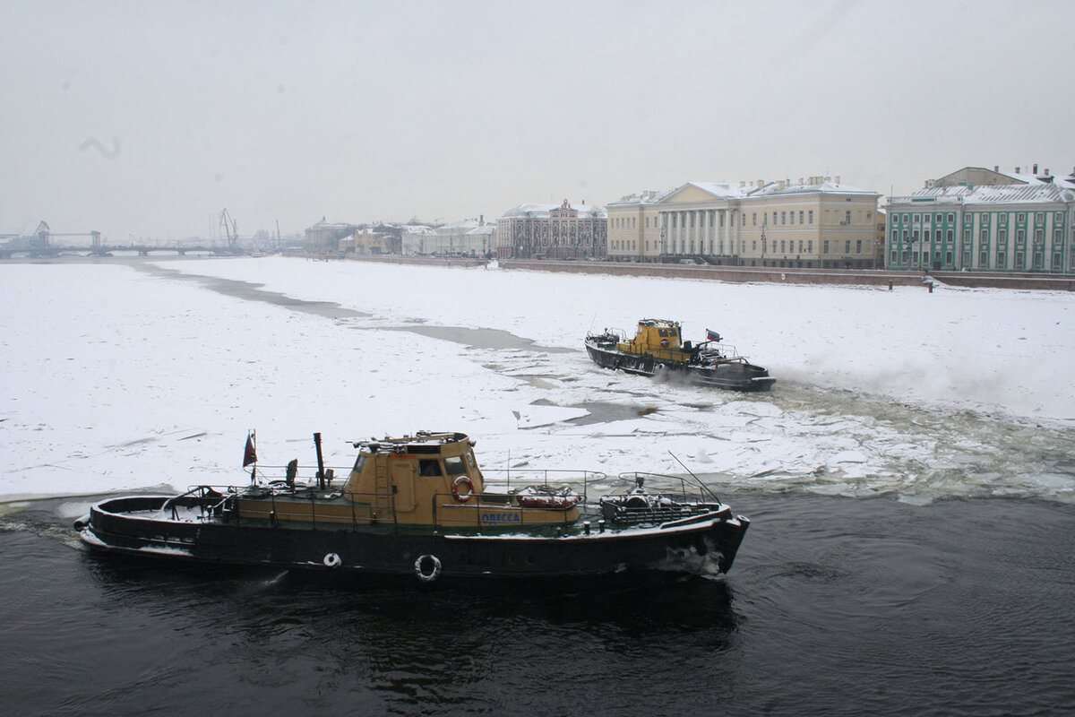 Ледоколы "Одесса" и "Минск" работают в паре