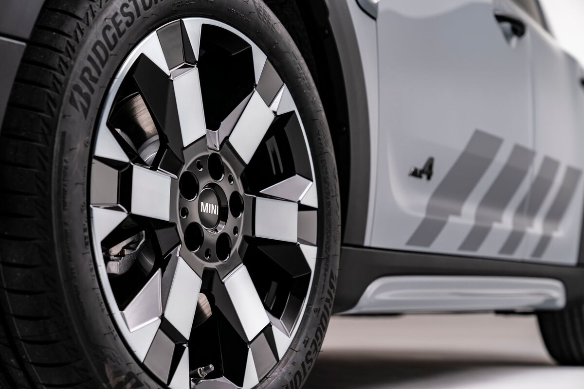 MINI Countryman Cooper SE ALL4 в исполнении Untamed. Листайте галерею. 