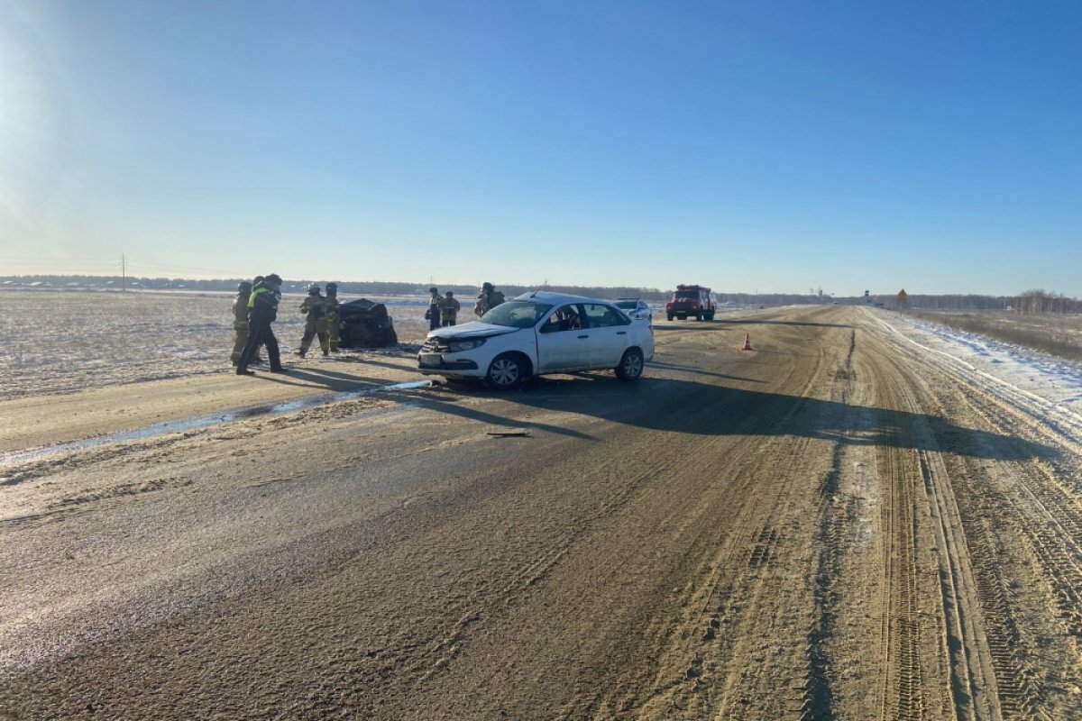    Три человека погибли в лобовом столкновении авто под Челябинском