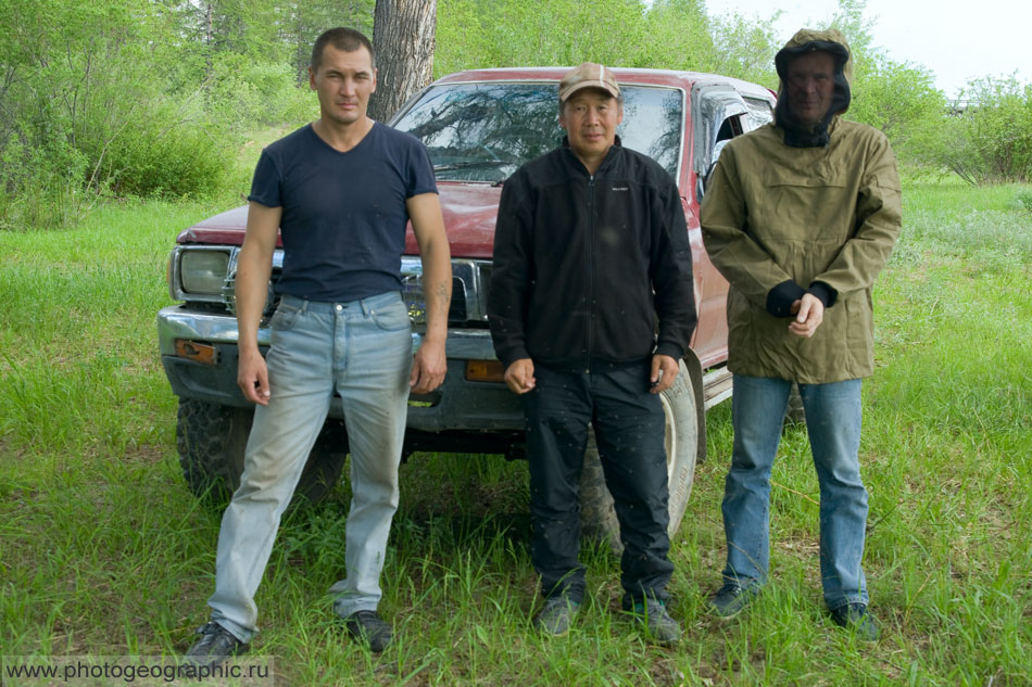 Вот мы и в месте старта, на берегу Индигирки. В середине Семён Баишев, слева его племянник, который на своей машине и доставил к месту назначения. Справа Валера, участник на первом этапе, прибывший со мной из Москвы и достаточно быстро осознавший, что попал сюда по личному недоразумению, но к его чести дошедший до конца, то есть до Усть-Неры. С первого же дня Валера натянул противомоскитную сетку и больше его лица я почти не видел.