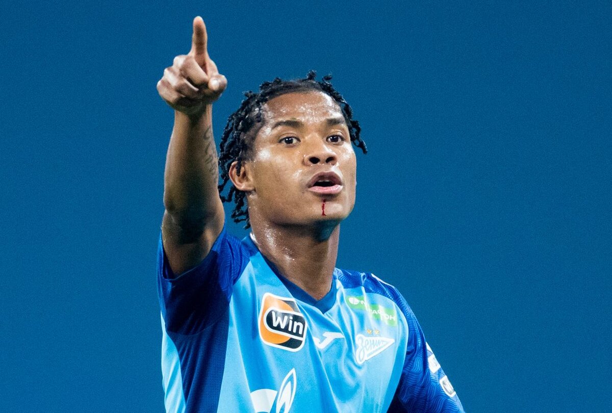 — Вильмар, паузу в чемпионате «Зенит» вновь заполнил международным матчем. Насколько, на ваш взгляд, это важно в отсутствие еврокубков?

— Это хорошая проверка сил во время перерыва, чтобы не терять игровой ритм в ожидании возвращения РПЛ. Куда важнее результата здесь то, чтобы команда с полной отдачей работала, играя против соперника не из российского чемпионата. Кажется, это моя первая подобная командировка, потому что раньше я уезжал в сборную, — было интересно.

— Когда «Зенит» играл с зарубежными командами, ни разу не возникло ощущение, что матч товарищеский. Всегда борьба, стыки, даже предупреждения. Это просто привычка играть с полной выкладкой?

— Разумеется. Неважно, товарищеский это матч или официальный, — любой футболист всегда хочет победы для своей команды. По крайней мере, в «Зените» собраны только такие игроки.