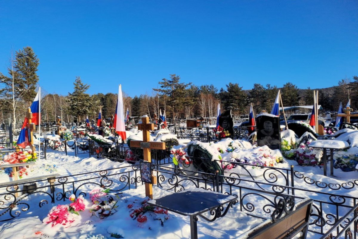    Сожжённую вандалами могилу участника СВО восстановили в Миассе