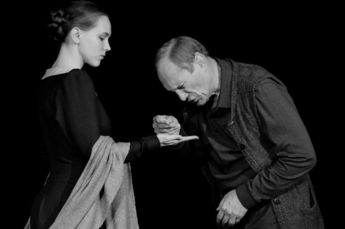    Первый в России театр при библиотеке открылся в Петербурге 24 ноября