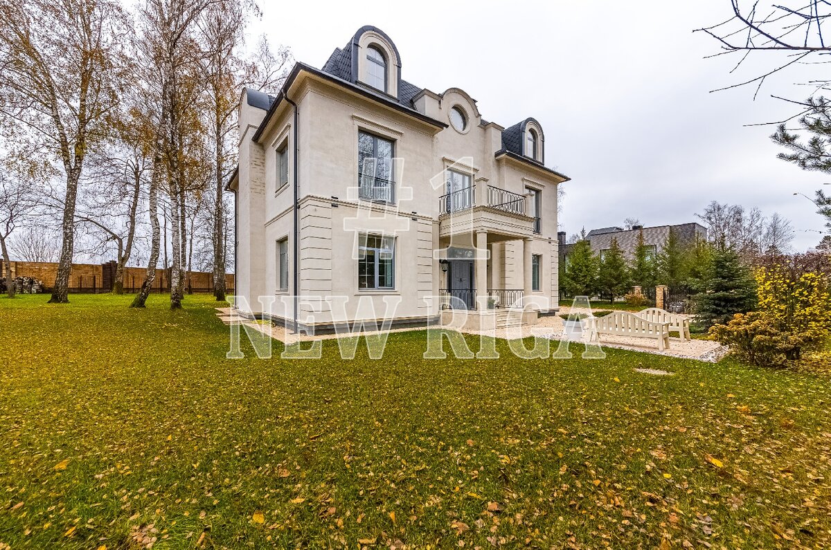 Вид на дом с участка в поселке Монтевиль