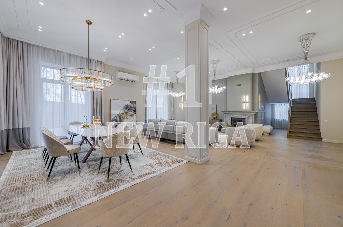 Вид на гостиную в доме в поселке Монтевиль