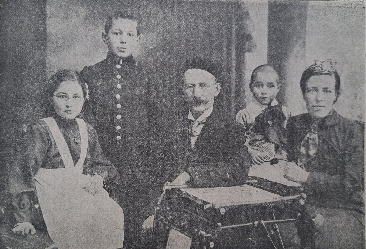 М.Курбангалиев с семьей