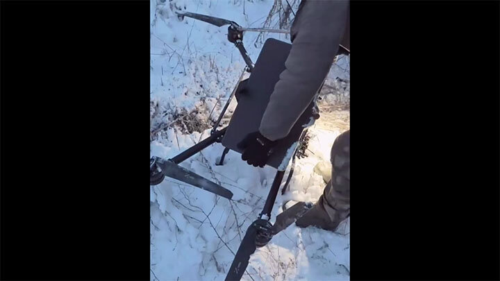 ОЧЕРЕДНАЯ "БАБА-ЯГА", ПРИЗЕМЛЁННАЯ РУССКИМИ БОЙЦАМИ. СКРИНШОТ КАДРА ВИДЕО ТЕЛЕГРАМ-КАНАЛА T.ME/ROSICH_RU